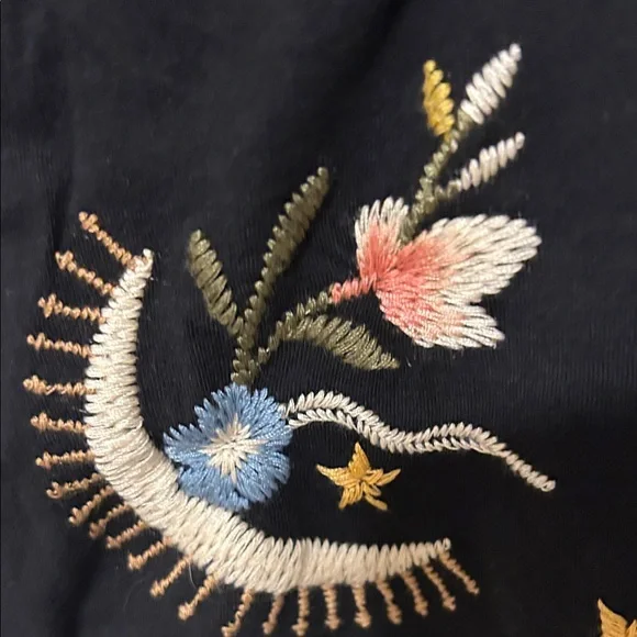 🐢JOHNNY WAS Lisa’s Embroidered Black Floral print cotton knit v neck size M GUC - Picture 5 of 9